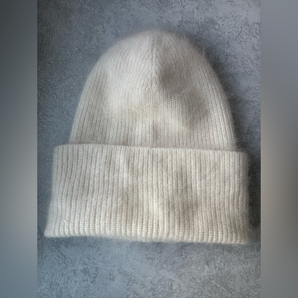 Aritzia Babaton Cashmere Cozy White Knit Beanie slouchy toque hat